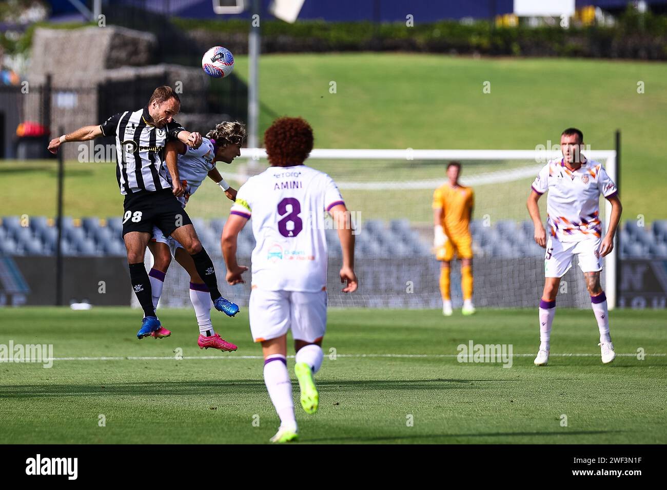 28 gennaio 2024; Campbelltown Stadium, Sydney, NSW, Australia: A-League Football, MacArthur FC contro Perth Glory; Valere Germain di MacArthur FC vince il duello aereo Foto Stock