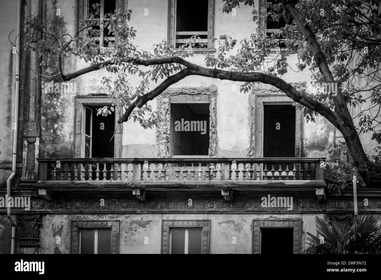 Rovina di un vecchio palazzo alberghiero a Bellagio sul lago di Como, Italia Foto Stock