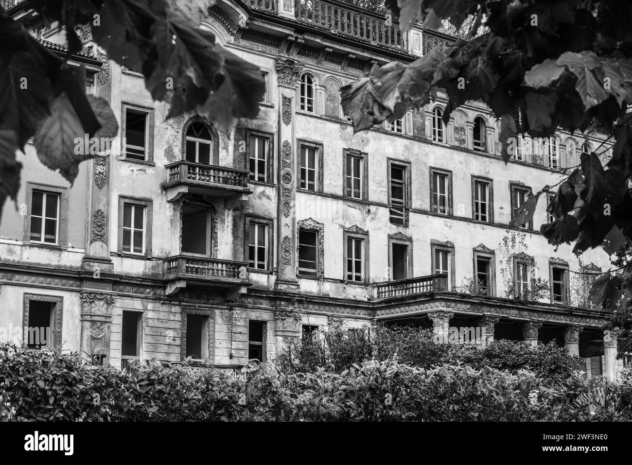 Rovina di un vecchio palazzo alberghiero a Bellagio sul lago di Como, Italia Foto Stock