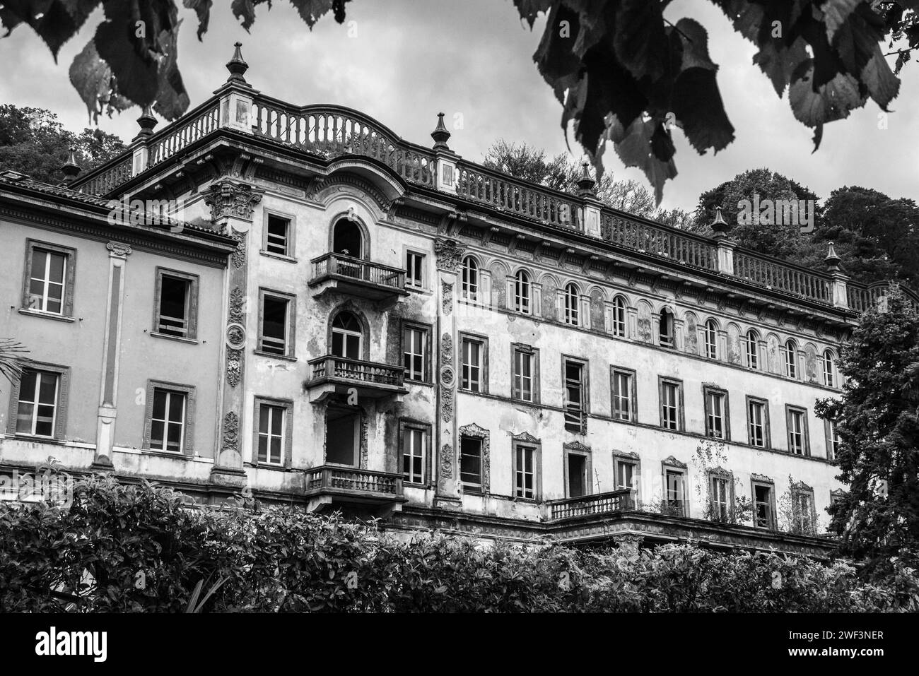 Rovina di un vecchio palazzo alberghiero a Bellagio sul lago di Como, Italia Foto Stock
