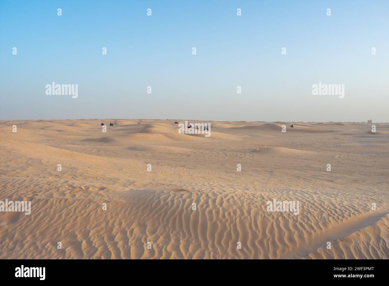06.11.23 deserto del Sahara, Tunisia: Safari in quad nel deserto del Sahara, Tunisia. Persone che guidano quad sulle dune di sabbia Foto Stock