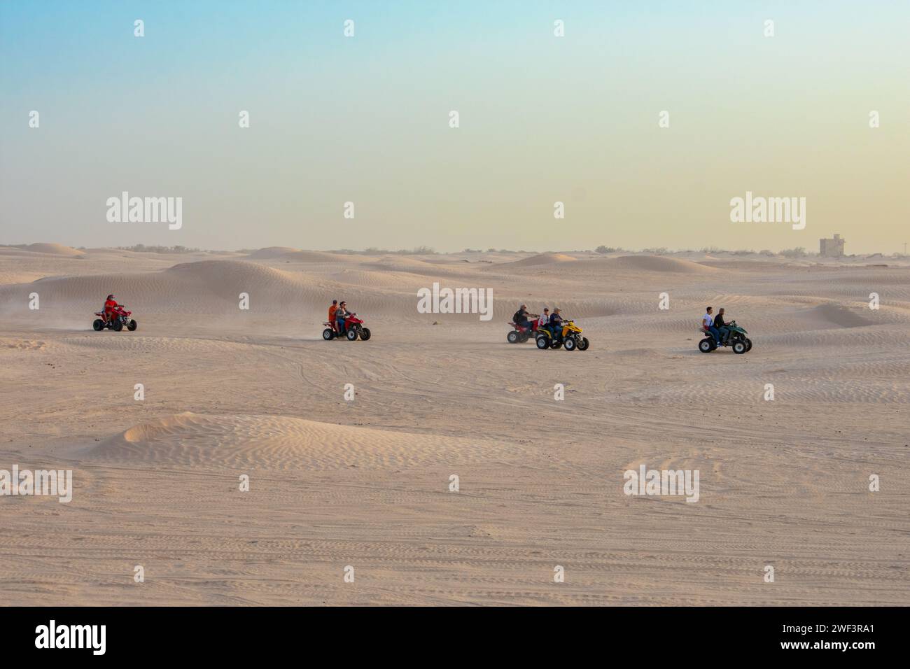 06.11.23 deserto del Sahara, Tunisia: Safari in quad nel deserto del Sahara, Tunisia. Persone che guidano quad sulle dune di sabbia Foto Stock