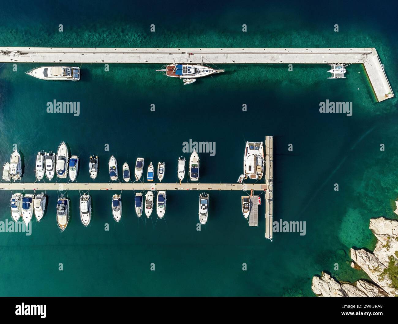 Vista aerea del porticciolo con barche a vela e yacht a Novi Vinodolski, Croazia Foto Stock