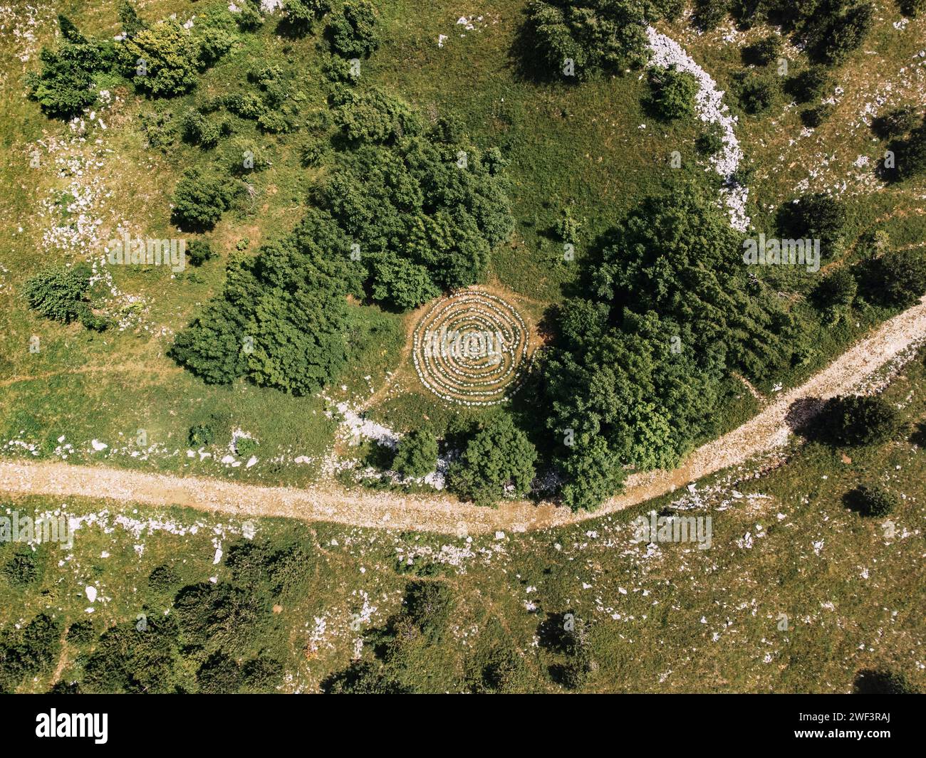 Direttamente sopra la vista aerea dei labirinti di pietra dei labirinti celesti vicino a Novi Vinodolski, Croazia Foto Stock