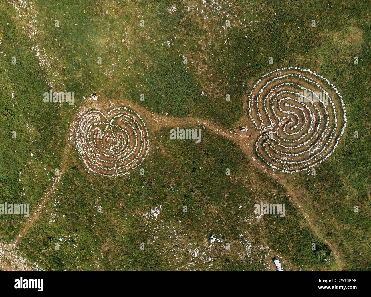 Direttamente sopra la vista aerea dei labirinti di pietra dei labirinti celesti vicino a Novi Vinodolski, Croazia Foto Stock