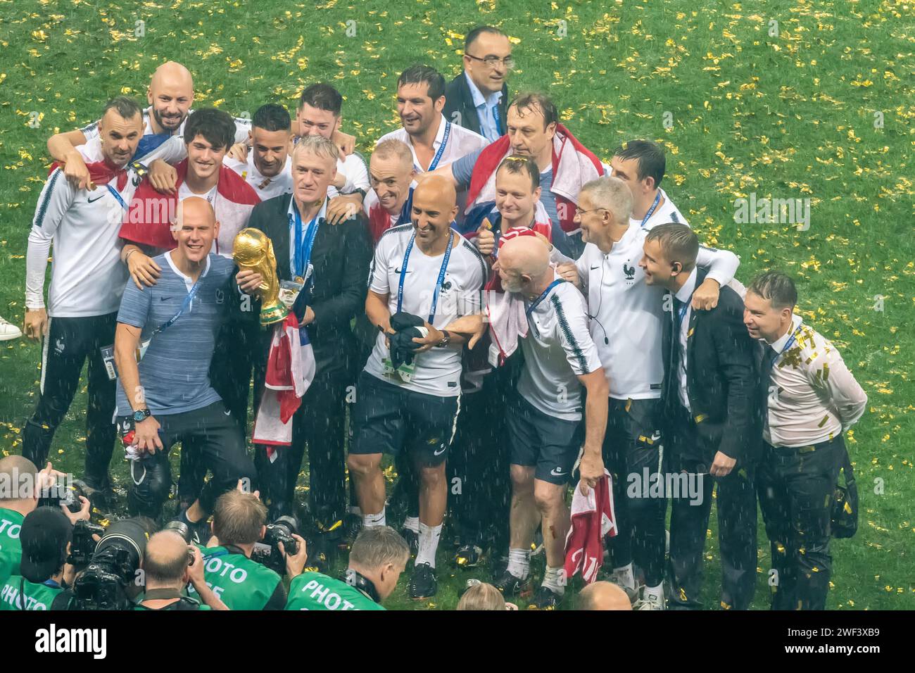 Mosca, Russia – 15 luglio 2018. L'allenatore della nazionale di calcio francese Didier Deschamps e il suo staff tecnico e tecnico con il trofeo della Coppa del mondo af Foto Stock