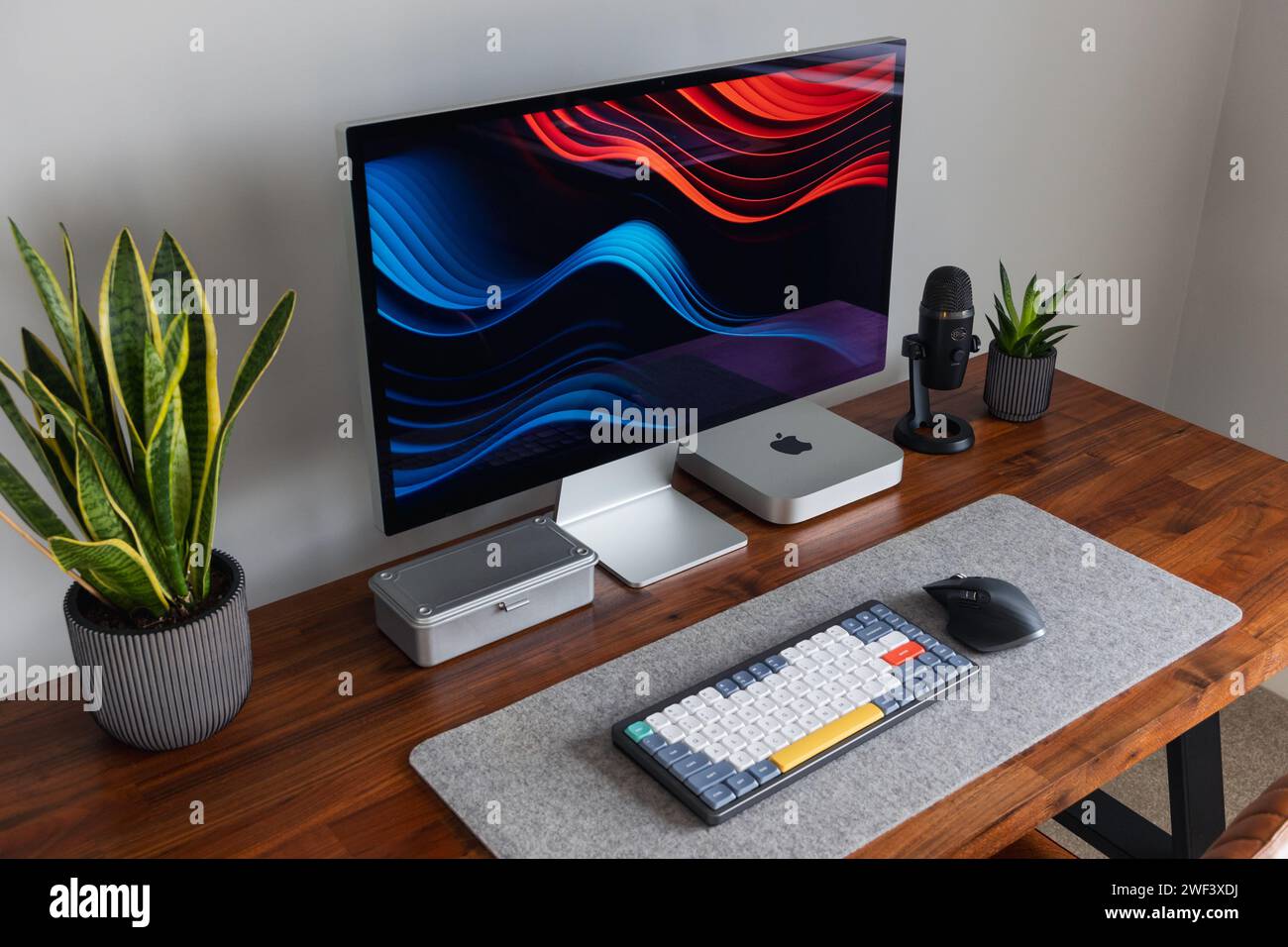 LONDRA - 12 GENNAIO 2024: Computer Apple Mac in moderno ufficio domestico, lavoro da casa configurazione minima della scrivania Foto Stock