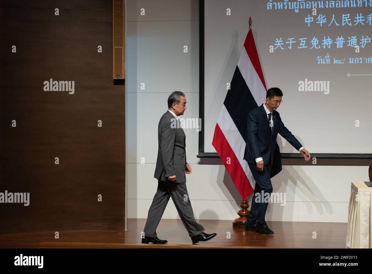 Bangkok, Thailandia. 28 gennaio 2024. Sig. Wang Yi (L), membro dell'Ufficio politico del Comitato centrale della PCC e ministro degli affari esteri della Cina, ha partecipato alla cerimonia di Sisning dell'accordo tra il governo del Regno di Thailandia e il governo della Repubblica popolare. Of China on Mutual Visa Exemption for Holders of ordinary Passports il 28 gennaio 2024 presso Narathip Room, Ministero degli affari Esteri, Bangkok. Crediti: ZUMA Press, Inc./Alamy Live News Foto Stock