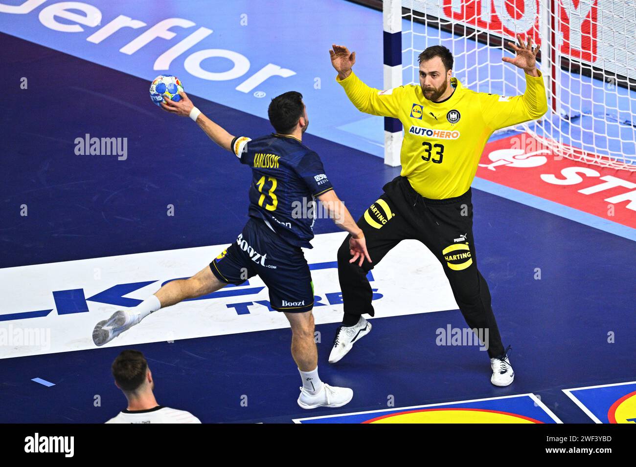 Colonia, Germania. 28 gennaio 2024. Pallamano: Campionato europeo, Svezia - Germania, round finale, round finale, partita per il terzo posto nella Lanxess Arena, lo svedese Sebastian Karlsson (l) in azione contro il portiere tedesco Andreas Wolff. Credito: Tom Weller/dpa/Alamy Live News Foto Stock