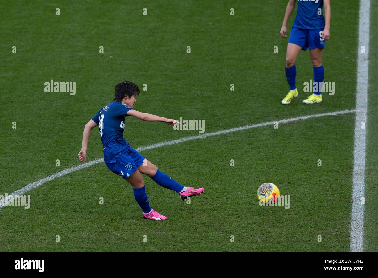 Bristol, Regno Unito. 28 gennaio 2024. Honoka Hayashi della West Ham United Women segna il gol di apertura durante la partita di Super League femminile tra Bristol City Women e West Ham United Women all'Ashton Gate di Bristol il 28 gennaio 2024. Questa immagine può essere utilizzata solo per scopi editoriali. Solo per uso editoriale. Credito: Ashley Crowden/Alamy Live News Foto Stock