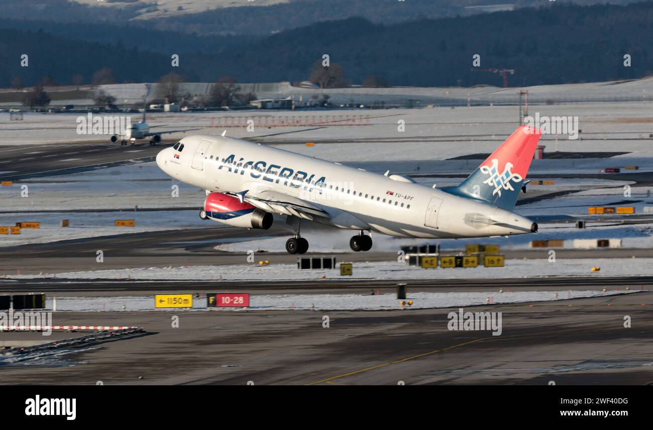 Flugbetrieb auf dem Flughafen Zürich-Kloten ZRH. Ein Passagierflugzeug der serbischen Fluggesellschaft AirSERBIA vom Typ Airbus A319-132 mit der Kennung YU-APF startet vom Flughafen Zürich-Kloten ZRH. *** Operazioni di volo presso l'aeroporto di Zurigo Kloten ZRH Un aereo passeggeri della compagnia aerea serba AirSERBIA del tipo Airbus A319 132 con registrazione YU APF decolla dall'aeroporto di Zurigo Kloten ZRH Foto Stock