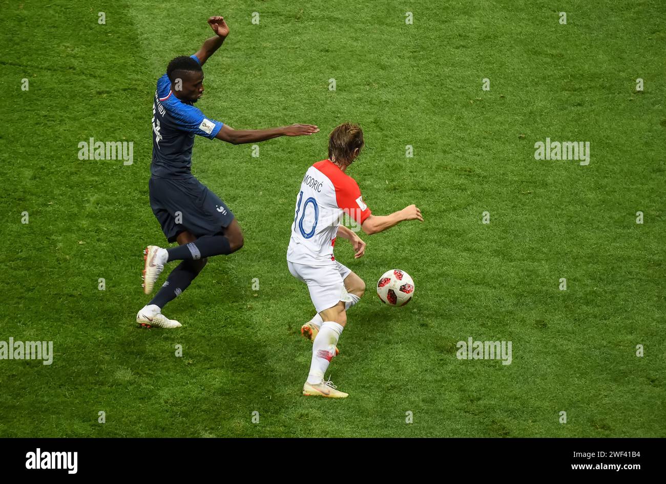 Mosca, Russia – 15 luglio 2018. Il centrocampista della nazionale croata Luka Modric e il centrocampista francese Blaise Matuidi durante la finale di Coppa del mondo 2018 Foto Stock