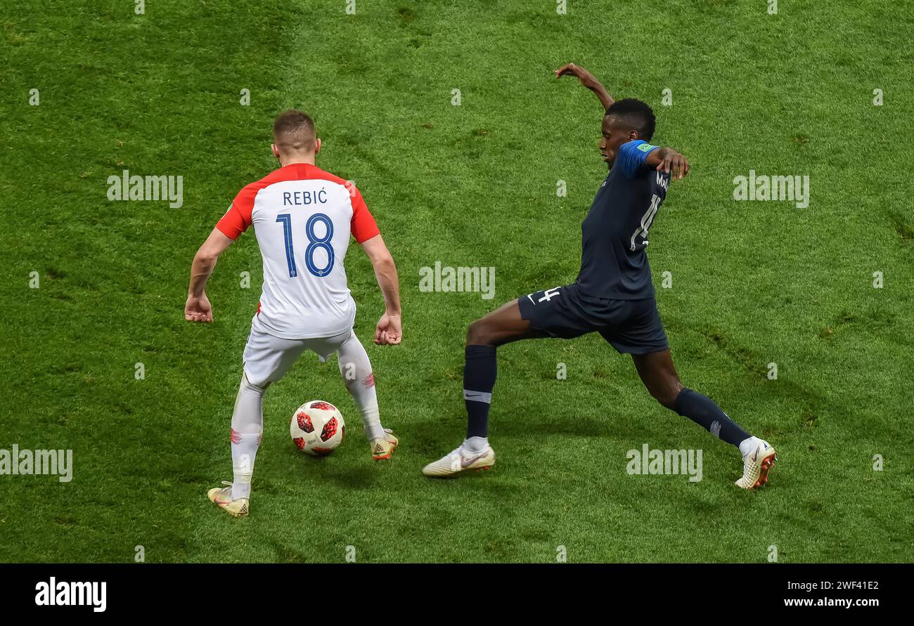 Mosca, Russia – 15 luglio 2018. L'ala della nazionale di calcio croata ante Rebic e il centrocampista francese Blaise Matuidi durante la finale di Coppa del mondo 2018 Foto Stock