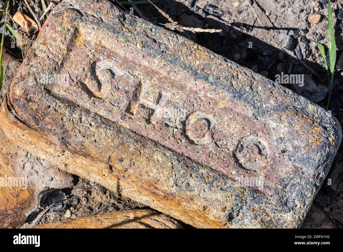 Un vecchio mattone con angoli arrotondati, contrassegnato con le iniziali SHCC (South Hetton Coal Company). Hawthorn Hive, vicino a Seaham, Regno Unito Foto Stock