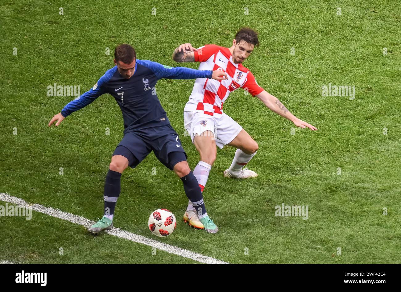 Mosca, Russia – 15 luglio 2018. L'attaccante della nazionale francese Antoine Griezmann e la destra croata Sime Vrsaljko durante la fin della Coppa del mondo 2018 Foto Stock