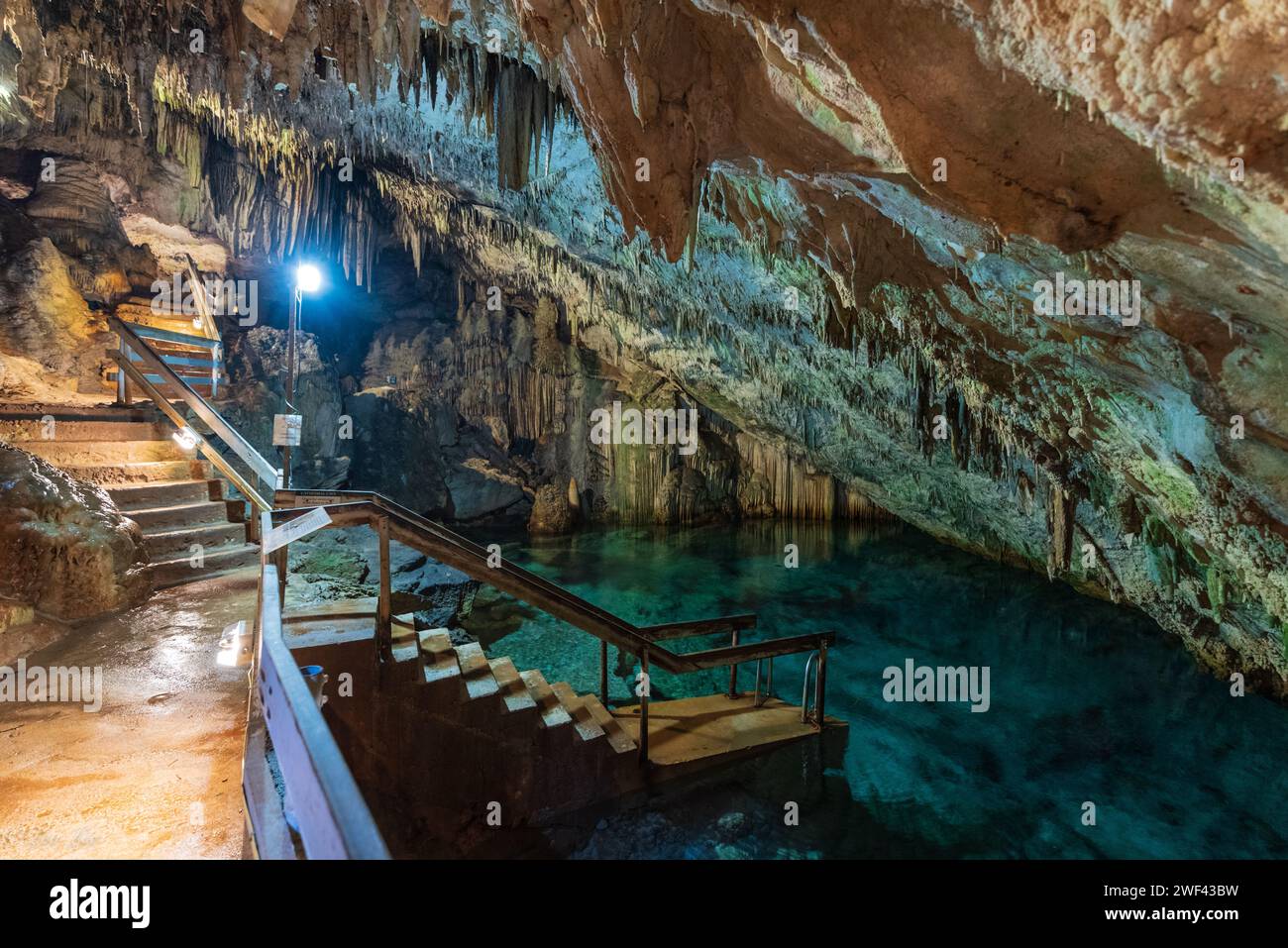 Scoprite la serenità in una grotta sotterranea di un resort delle Bermuda, dove la tranquillità incontra un rifugio termale in un'oasi sotterranea di relax e fascino Foto Stock