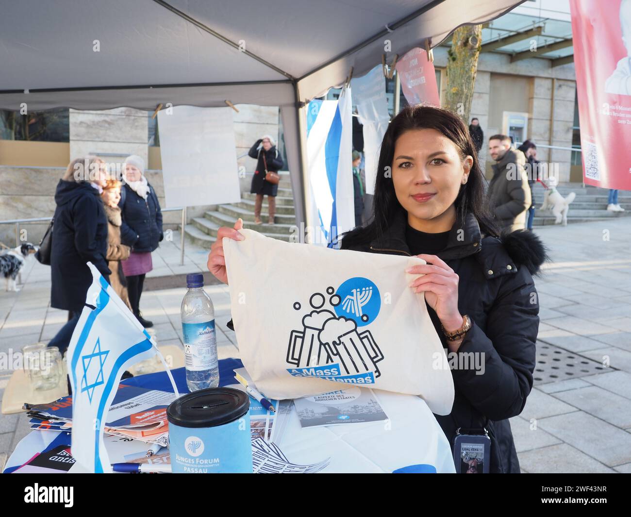 Passau, Germania. 27 gennaio 2024. Un volontario tiene in mano una borsa realizzata dal Forum dei giovani dello SCAVO DI Monaco durante l'evento. La comunità ebraica di Passau commemora il giorno dell'Olocausto con una veglia nel centro della città. (Foto di Igor Golovniov/SOPA Images/Sipa USA) credito: SIPA USA/Alamy Live News Foto Stock