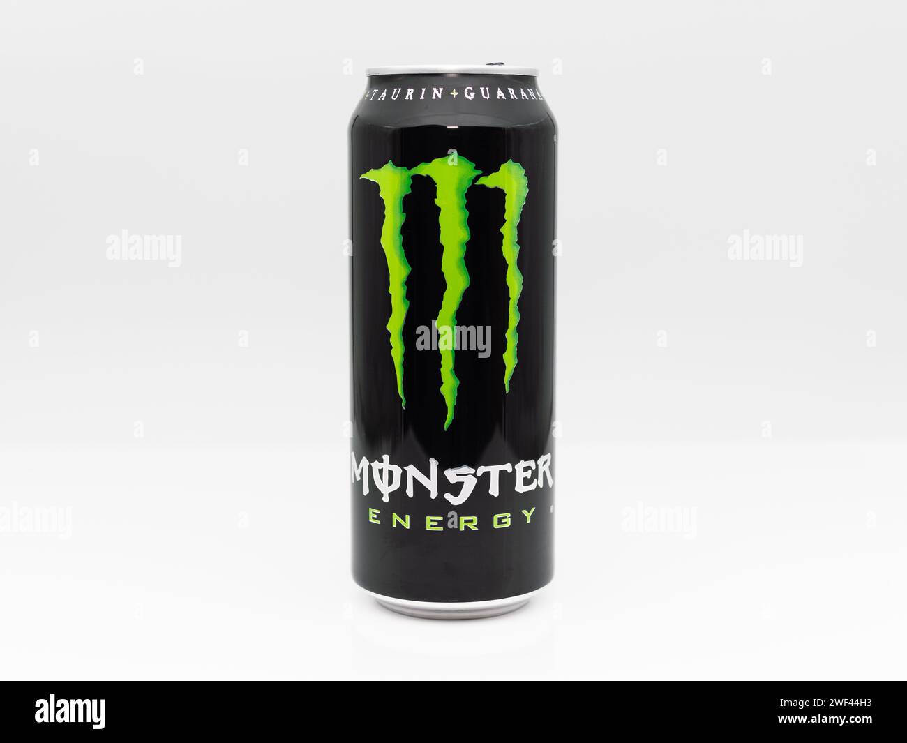 Monster Energy drink dal sapore originale. La lattina per bevande è nera con un artiglio verde. Il prodotto stile di vita americano è popolare in Europa. Foto Stock