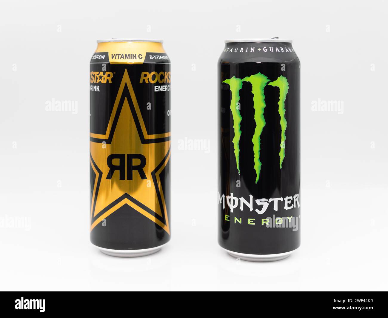 Monster contro Rockstar Energy drink. I più grandi marchi di bevande rinfrescanti della concorrenza. Prodotti di stile di vita americani isolati su bianco. Foto Stock