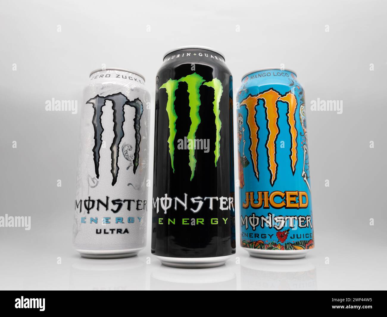 I sapori più popolari di Monster Energy. L'originale Energy drink, Ultra White e Mango loco insieme. Bevande dolci e fruttate in studio. Foto Stock