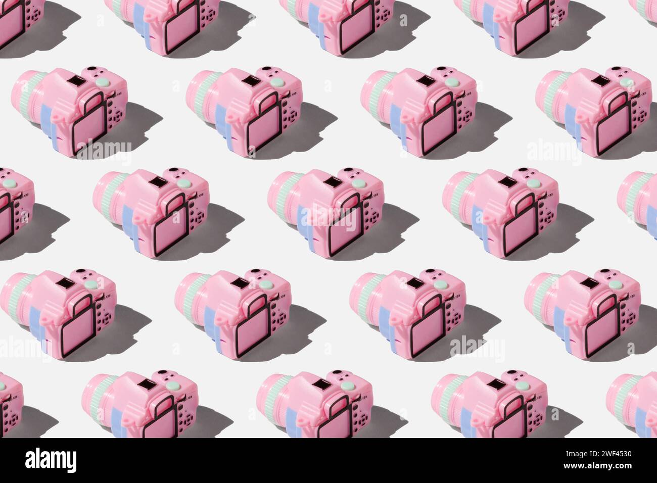 Pattern con fotocamera su sfondo color pastello Foto Stock