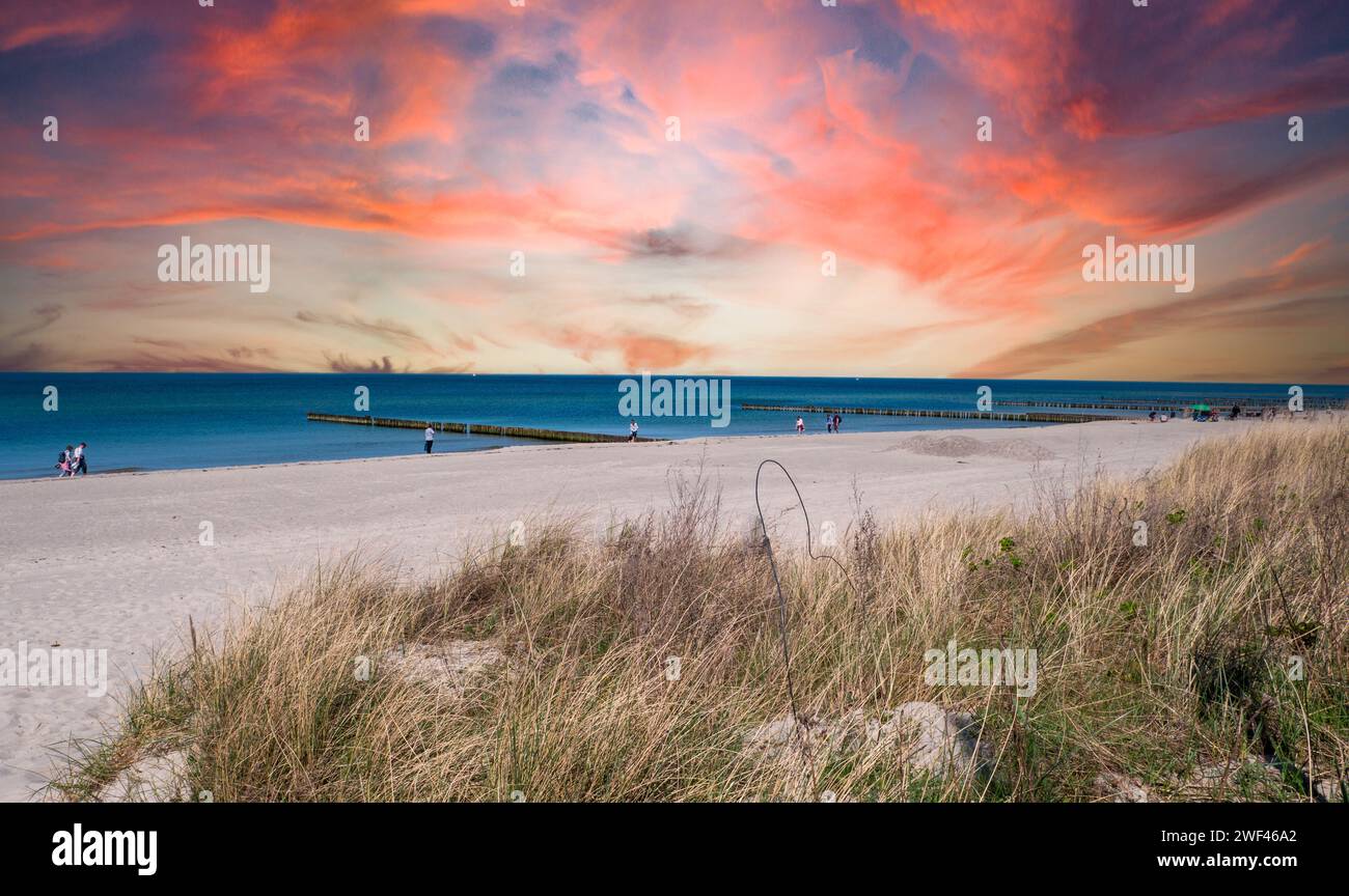 Tramonto sulla spiaggia sul Mar Baltico a Warnemuende, Germania Foto Stock