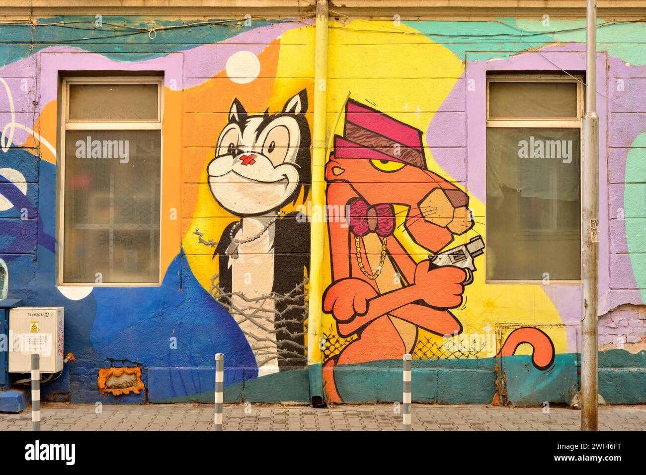 Street art murale Pink Panther e Felix the Cat personaggi dei cartoni animati graffiti murali a Sofia, Bulgaria, Europa orientale, Balcani, UE Foto Stock