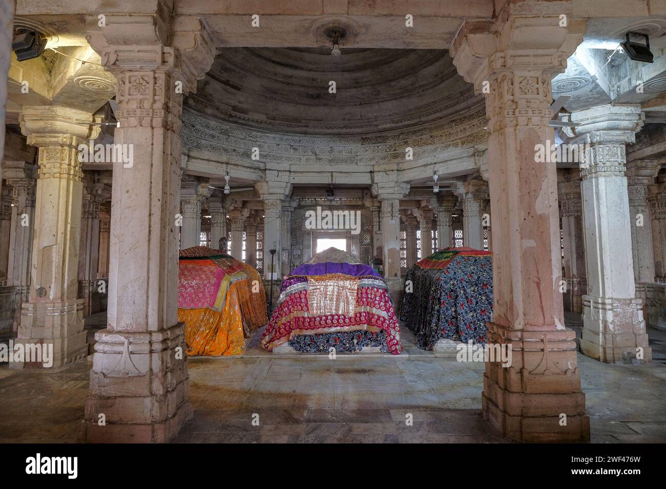 Ahmedabad, India - 12 gennaio 2024: Moschea Sarkhej Roza e complesso tombale situato ad Ahmedabad, India. Foto Stock