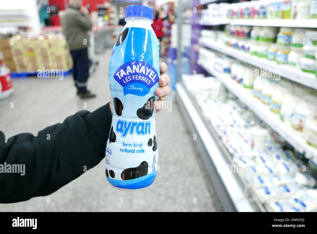 Cibo in vendita in un supermercato di Beirut, Libano, il 27 2024 gennaio. Secondo l'ultimo aggiornamento della Banca mondiale sulla sicurezza alimentare, il Libano è nella Top 10 mondiale per l'inflazione dei prezzi alimentari, insieme a Argentina, Turchia, Malawi, Egitto e Zimbabwe. L'escalation del conflitto in Medio Oriente, soprattutto al confine tra Libano e Israele, potrebbe portare a un ulteriore aumento dei prezzi a causa dell'aumento del prezzo del petrolio e dei costi di trasporto per cibo e fertilizzanti. Dal crollo finanziario del 2019, la valuta libanese ha perso circa il 98 per cento del suo valore. (Foto di Elisa Gestri/Sipa USA) Foto Stock