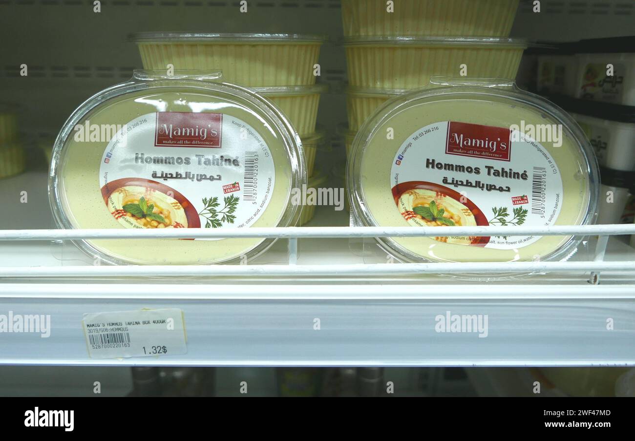 Cibo in vendita in un supermercato di Beirut, Libano, il 27 2024 gennaio. Secondo l'ultimo aggiornamento della Banca mondiale sulla sicurezza alimentare, il Libano è nella Top 10 mondiale per l'inflazione dei prezzi alimentari, insieme a Argentina, Turchia, Malawi, Egitto e Zimbabwe. L'escalation del conflitto in Medio Oriente, soprattutto al confine tra Libano e Israele, potrebbe portare a un ulteriore aumento dei prezzi a causa dell'aumento del prezzo del petrolio e dei costi di trasporto per cibo e fertilizzanti. Dal crollo finanziario del 2019, la valuta libanese ha perso circa il 98 per cento del suo valore. (Foto di Elisa Gestri/Sipa USA) Foto Stock