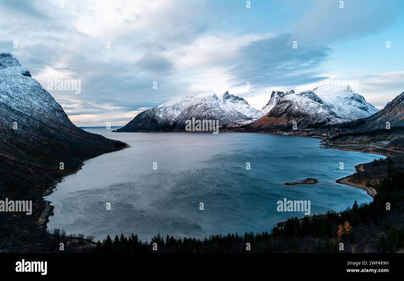 Maestà artica: Il crepuscolo scende sulle montagne innevate di Senja, l'isola serena della Norvegia Foto Stock