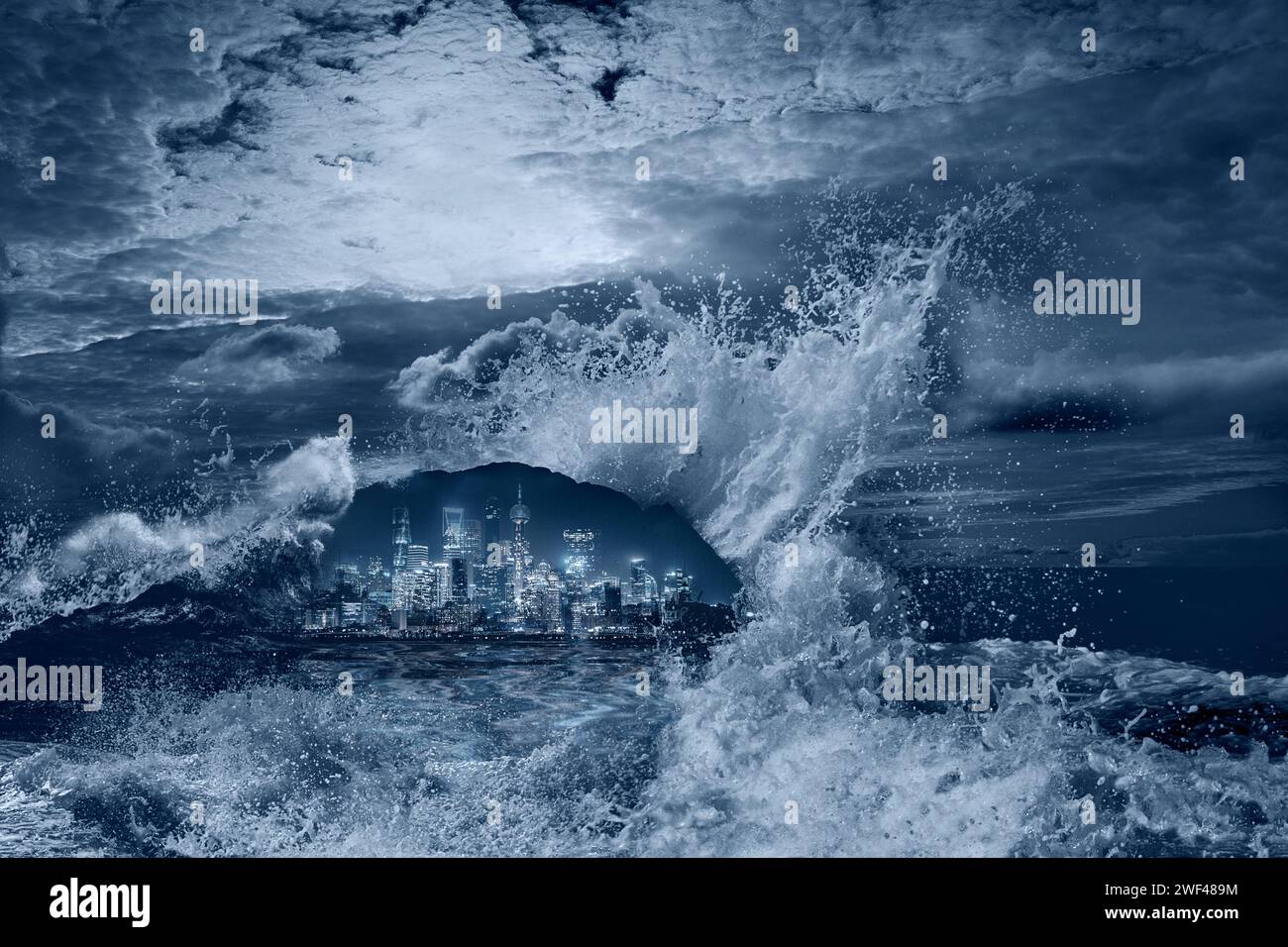 Concetto di disastro ambientale delle onde di marea dello tsunami Foto Stock