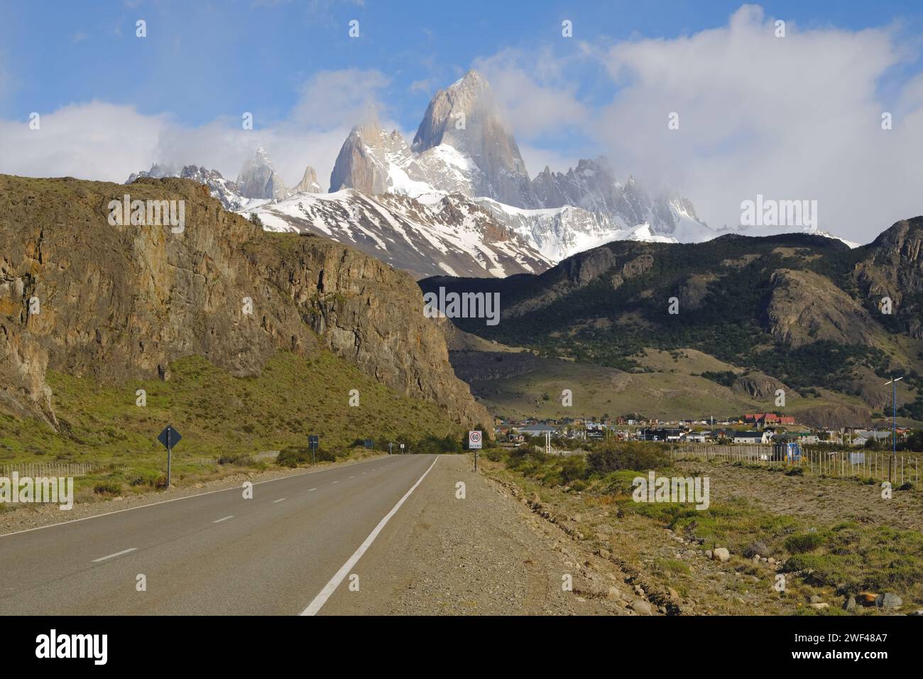 Cerro Fitzroy incombe sulla città di El Chalten in Argentina. Foto Stock