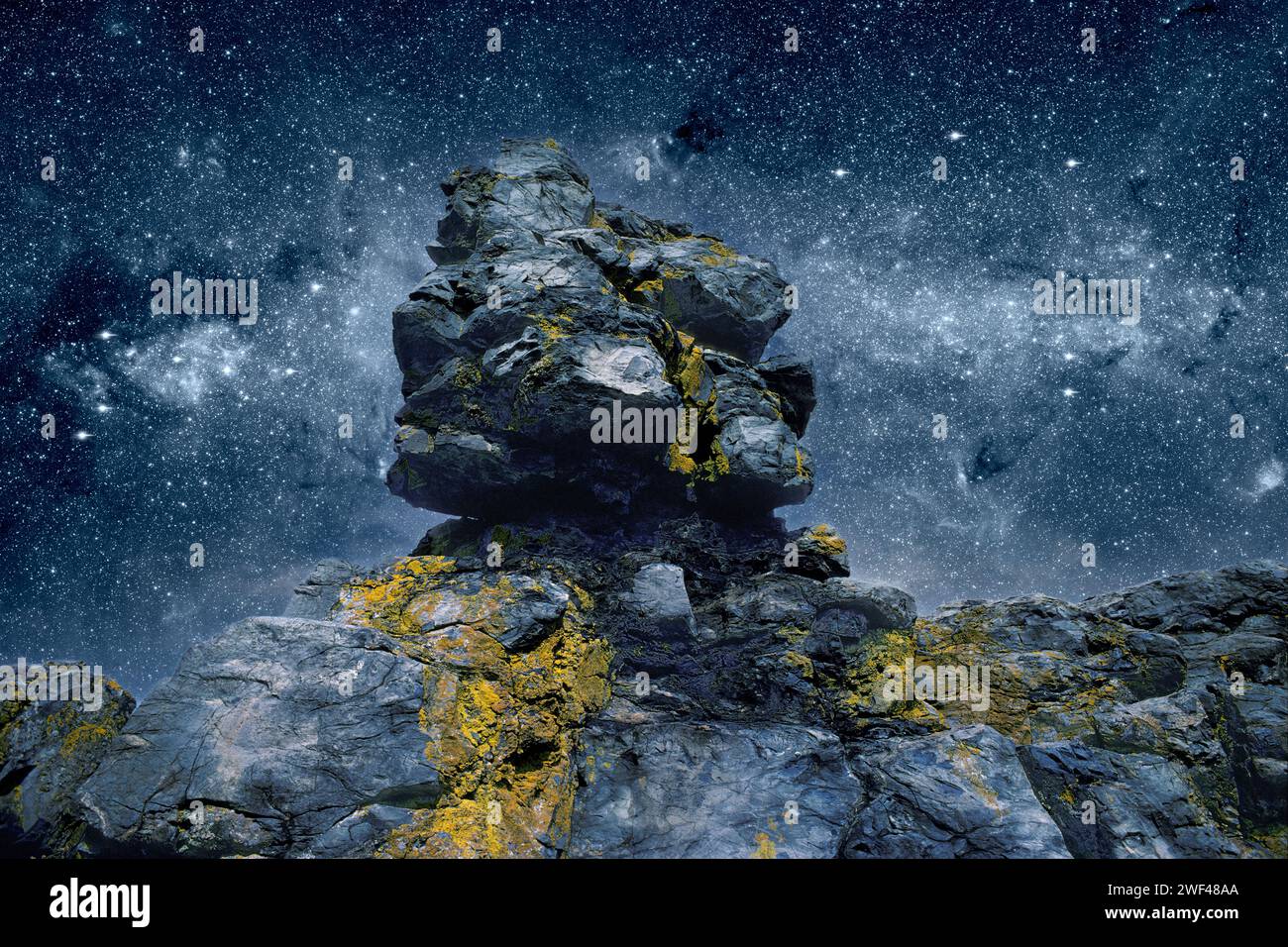 Roccia a forma di testa scultura naturale con somiglianza umana e via lattiginosa Foto Stock