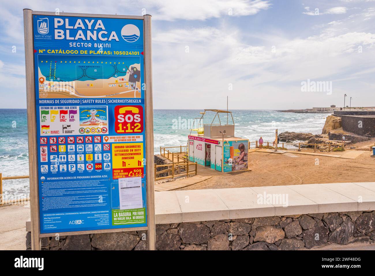 Informazioni sulla salute e la sicurezza bacheca informativa sulla sicurezza in spiaggia presso una stazione di bagnino, Playa Blanca, Fuerteventura. Foto Stock