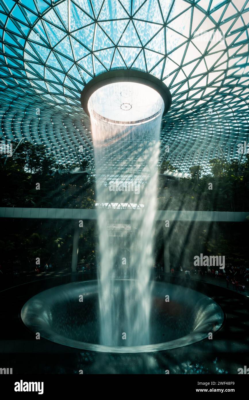 Architectural Marvel: Il vortice della pioggia all'aeroporto Jewel Changi, una fusione di natura e design moderno Foto Stock