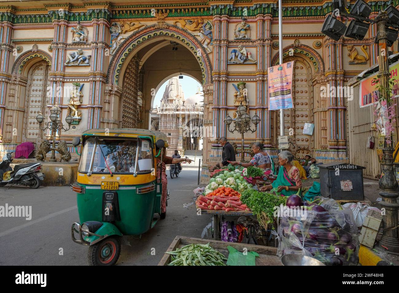 Ahmedabad, India - 12 gennaio 2024: Venditori di verdure alla porta del Tempio Swaminarayan ad Ahmedabad, India. Foto Stock