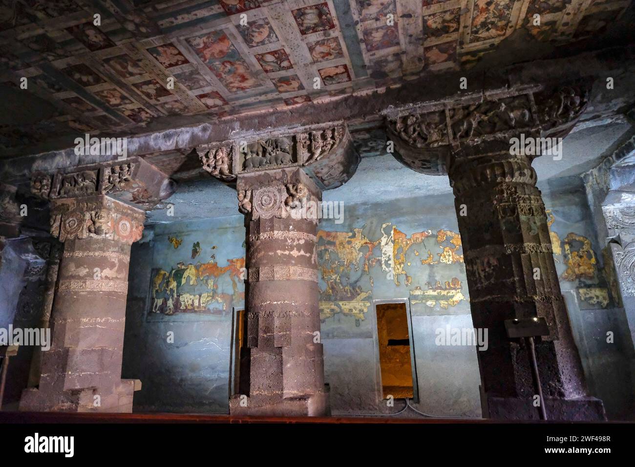 Ajanta, India - 19 gennaio 2024: Le grotte di Ajanta sono monumenti rupestri buddisti scavati nella roccia ad Ajanta, distretto di Aurangabad, Maharashtra, India. Foto Stock