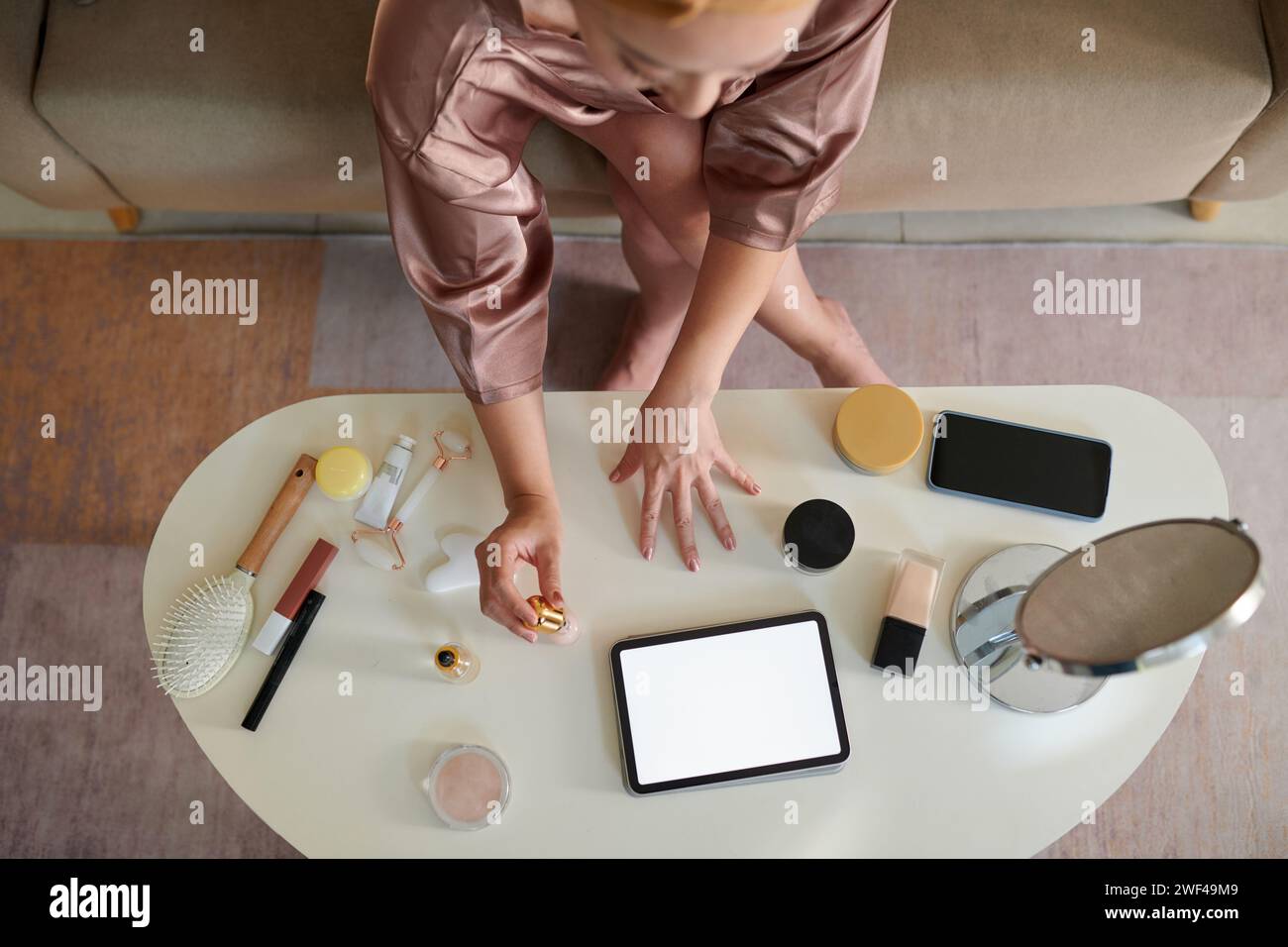 Giovane donna in casalinghi con smalto per unghie, vista dall'alto Foto Stock