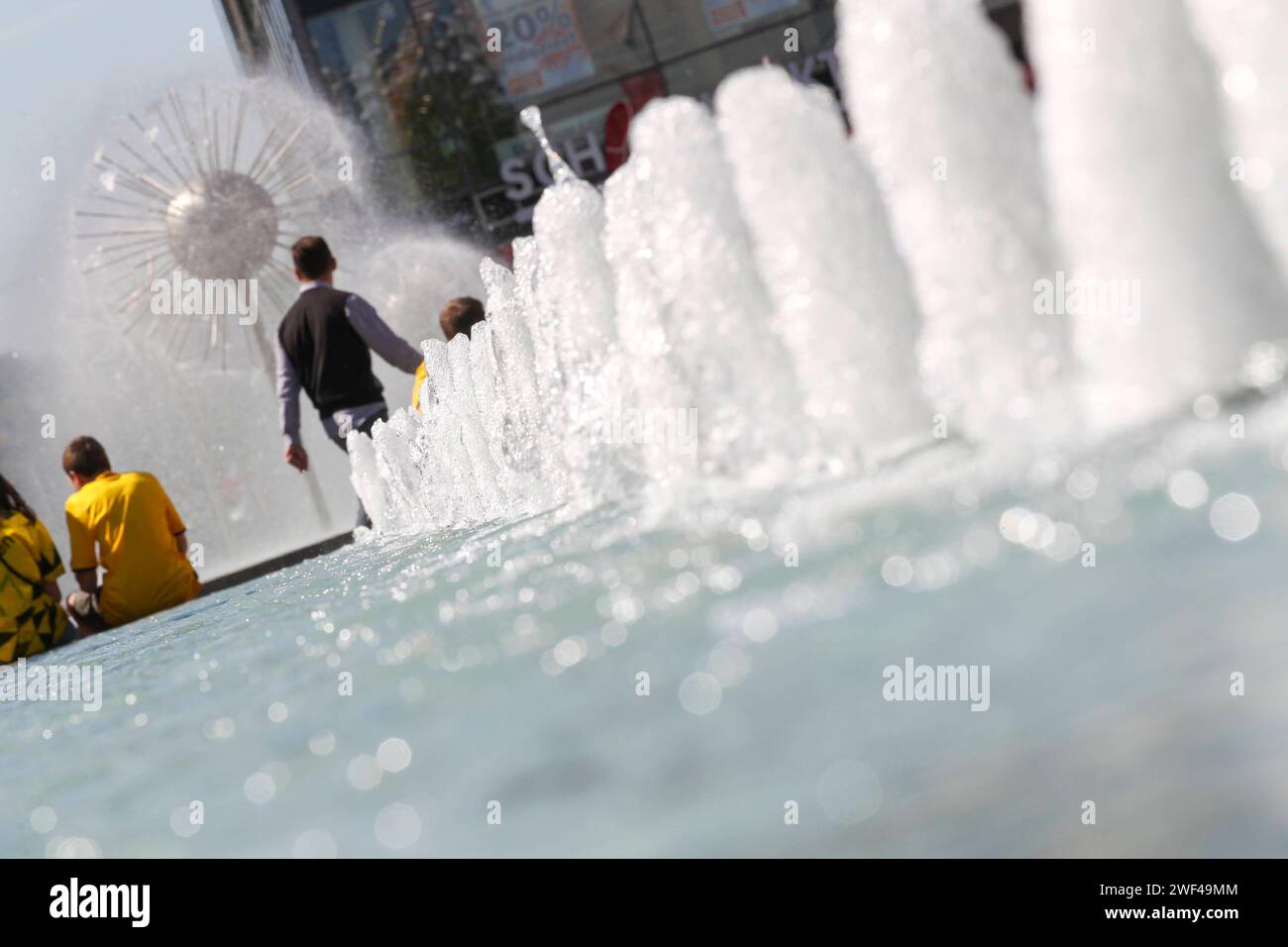 07.05.2011, Deutschland, Sachsen, Dresda, auf dem foto Blick auf die Brunnen auf der Prager Straße, im Hintergrund die kleine Dreiergruppe Pusteblumen des Pusteblumenbrunnens von Kunstschmied Karl Bergmann nach einem Entwurf der Bildhauerin Leonie Wirth *** 07 05 2011, Germania, Sassonia, Dresda, sulla vista fotografica delle fontane su Prager Straße, sullo sfondo il piccolo gruppo di tre danzatori del Pusteblumenbrunnen dell'artista-smith Karl Bergmann su progetto dello scultore Leonie Wirth Foto Stock