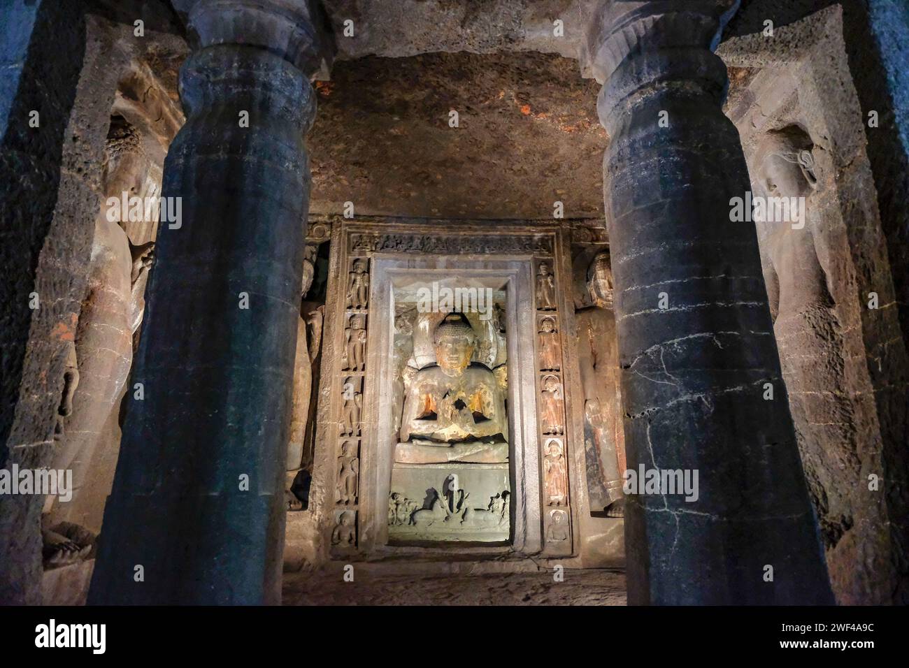 Ajanta, India - 19 gennaio 2024: Le grotte di Ajanta sono monumenti rupestri buddisti scavati nella roccia ad Ajanta, distretto di Aurangabad, Maharashtra, India. Foto Stock