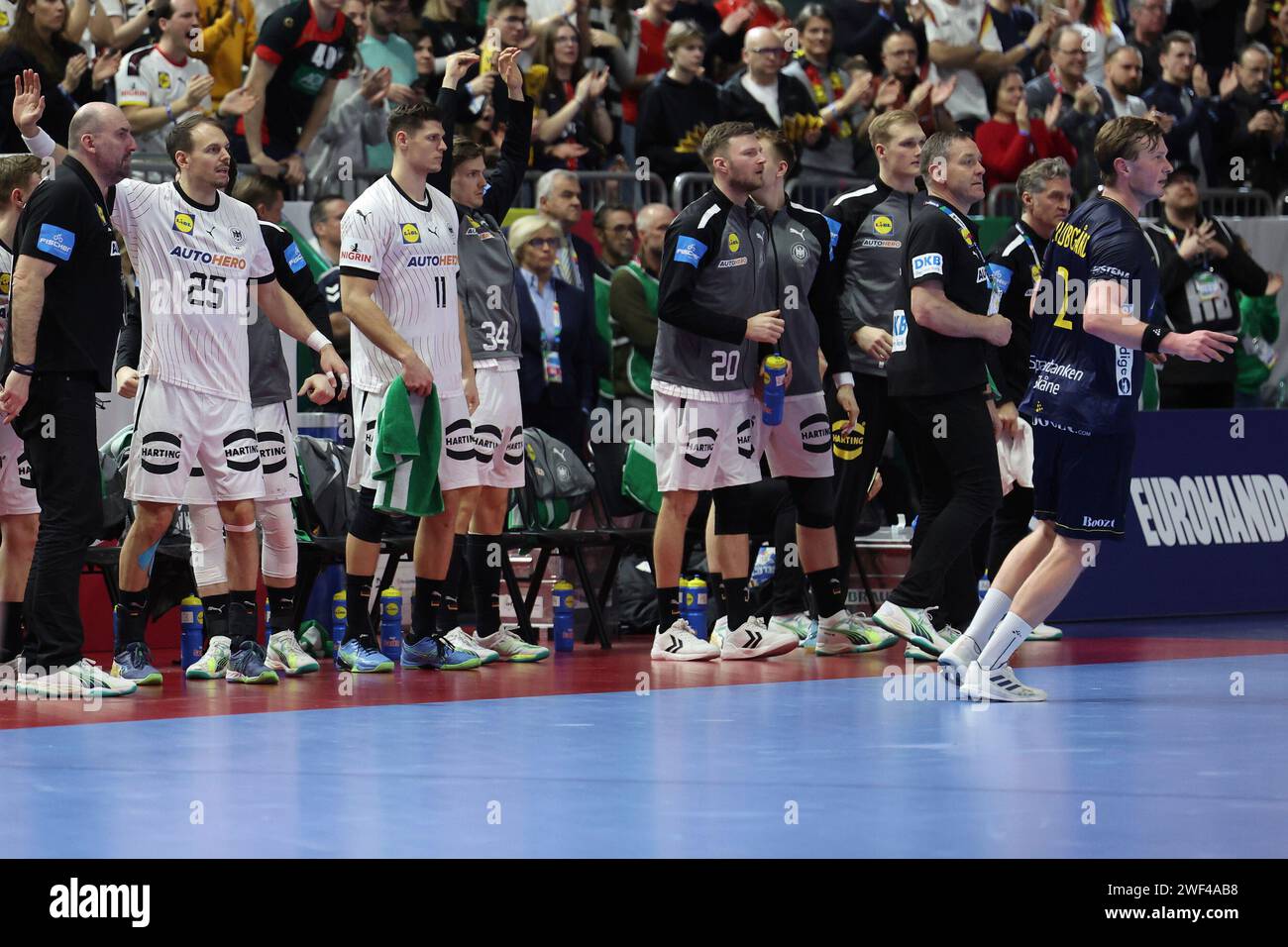 28.01.2024, Lanxess Arena, Koeln, GER, EHF Euro 2024, Men, Spiel um 3.Platz, Colonia, Schweden (SWE) vs. Deutschland (GER), im Bild: deutsche Bank foto © nordphoto GmbH/Meuter Foto Stock