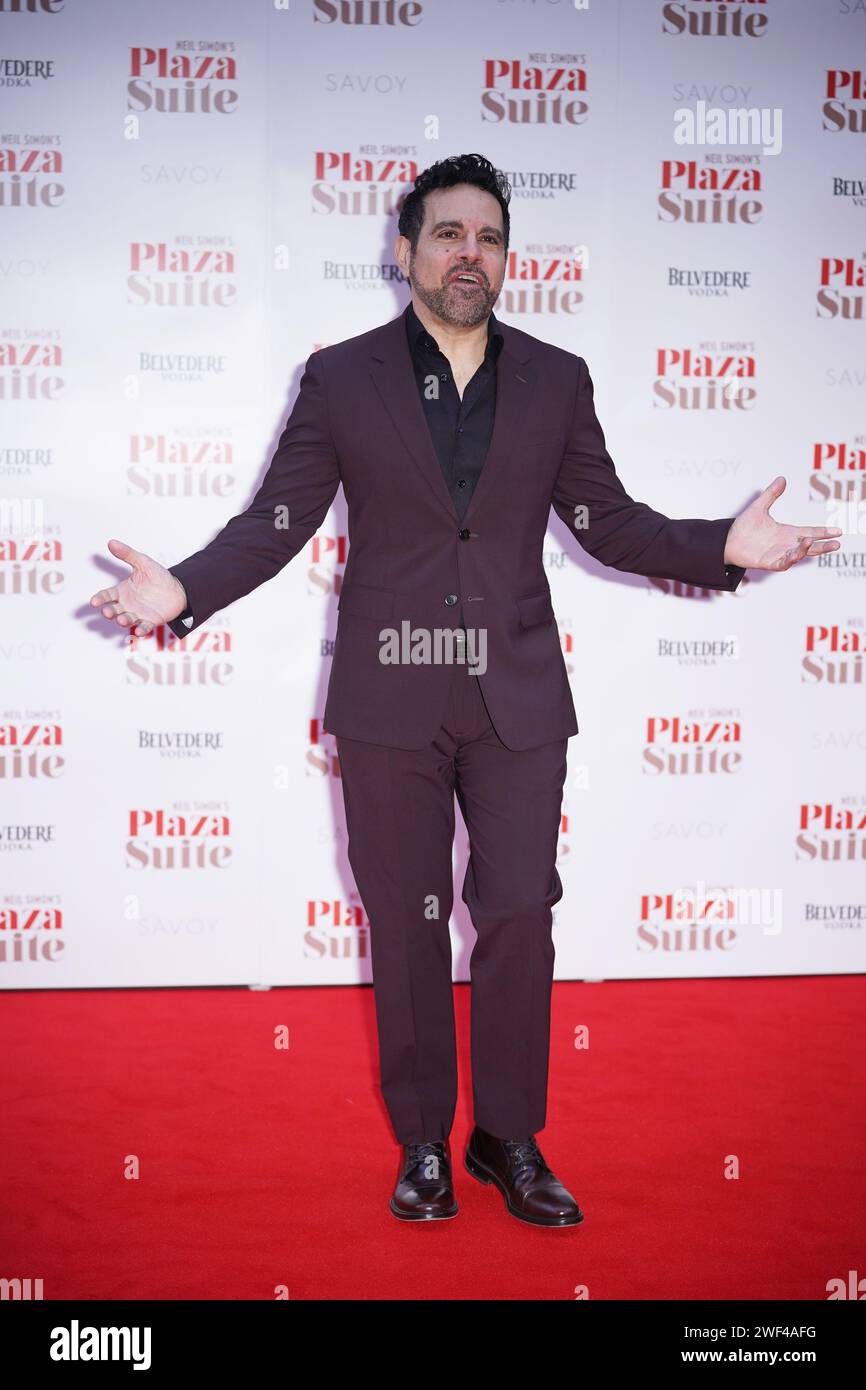 Mario Cantone partecipa a uno spettacolo di gala di Plaza Suite al Savoy Theatre nel centro di Londra. Data foto: Domenica 28 gennaio 2024. Foto Stock