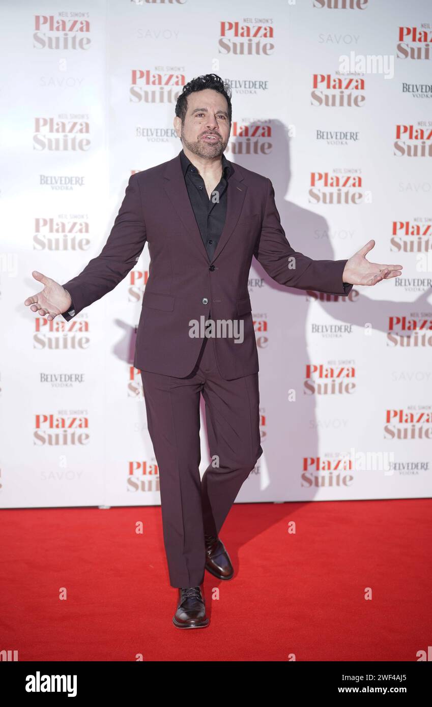 Mario Cantone partecipa a uno spettacolo di gala di Plaza Suite al Savoy Theatre nel centro di Londra. Data foto: Domenica 28 gennaio 2024. Foto Stock
