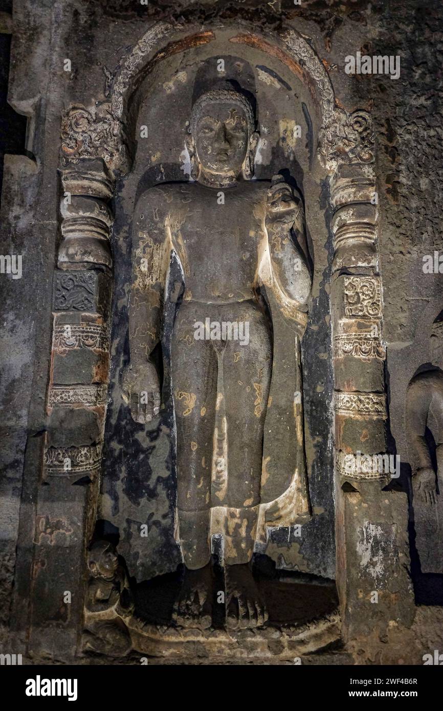 Ajanta, India - 19 gennaio 2024: Le grotte di Ajanta sono monumenti rupestri buddisti scavati nella roccia ad Ajanta, distretto di Aurangabad, Maharashtra, India. Foto Stock
