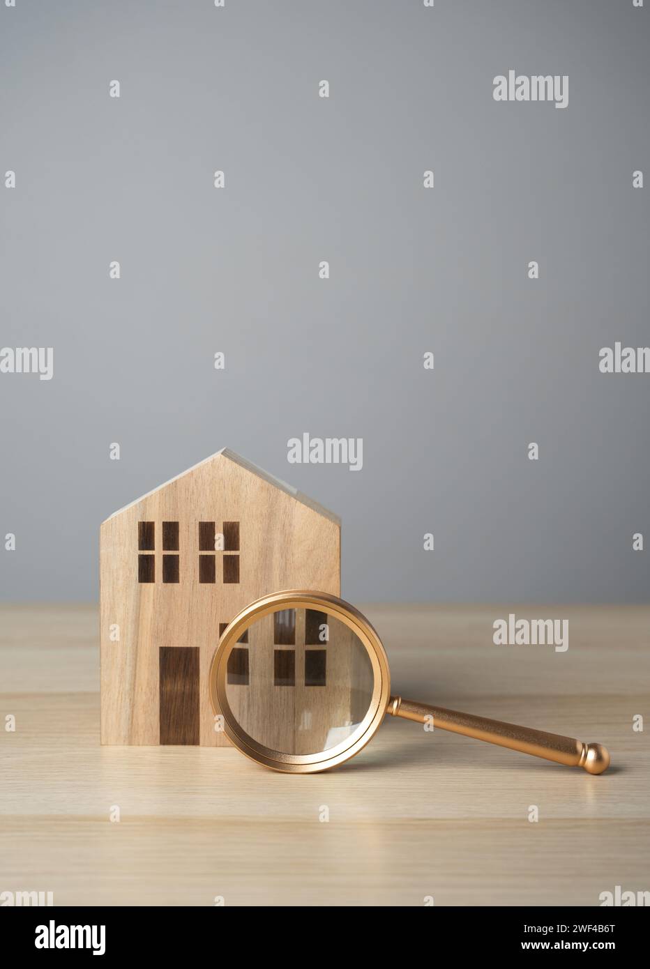 Casa e lente d'ingrandimento. Prenda un mutuo. Investimenti in beni immobili. Ispezione della proprietà prima dell'acquisto per scoprire eventuali problemi. Ricerca in corso Foto Stock