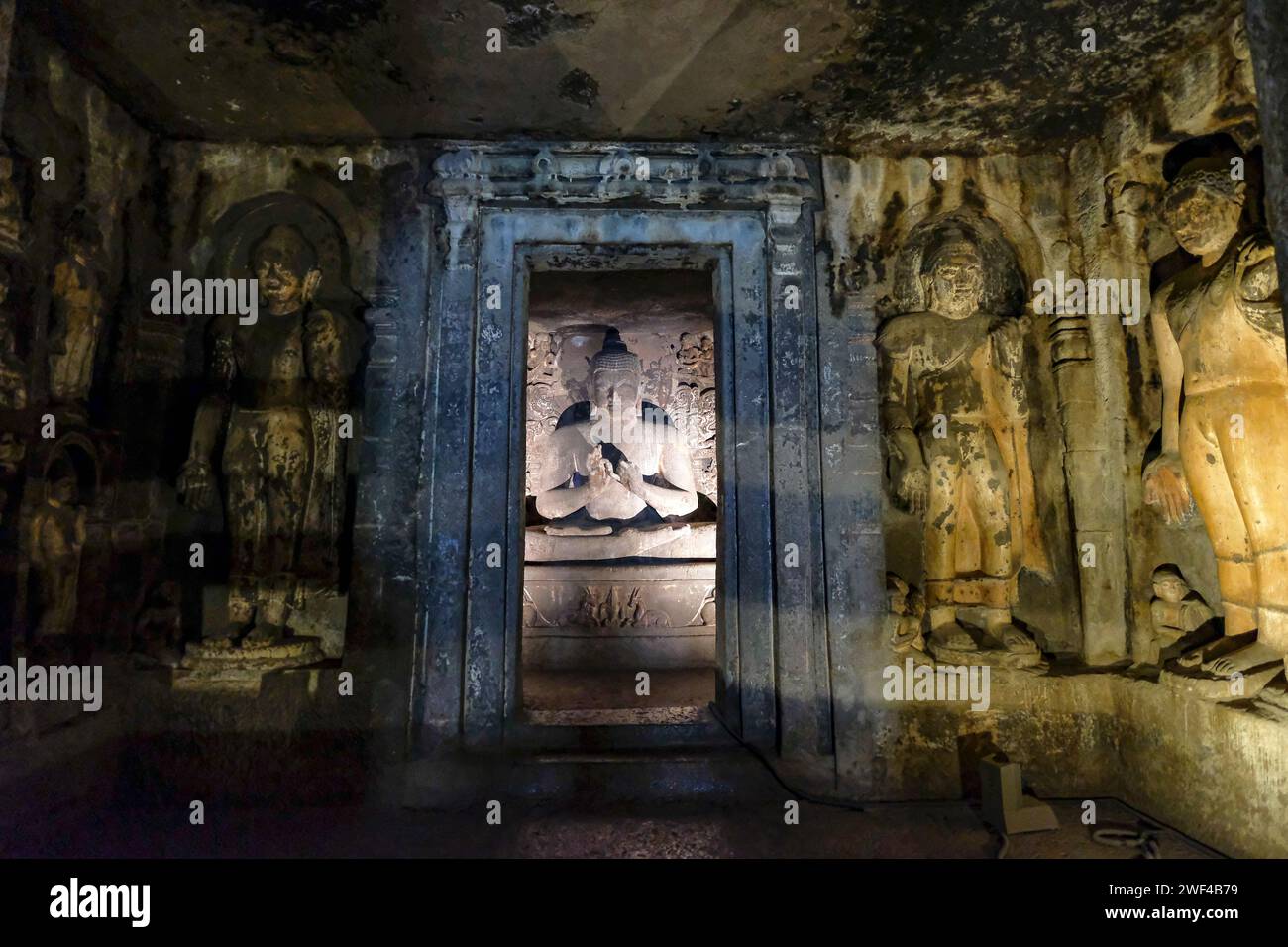 Ajanta, India - 19 gennaio 2024: Le grotte di Ajanta sono monumenti rupestri buddisti scavati nella roccia ad Ajanta, distretto di Aurangabad, Maharashtra, India. Foto Stock