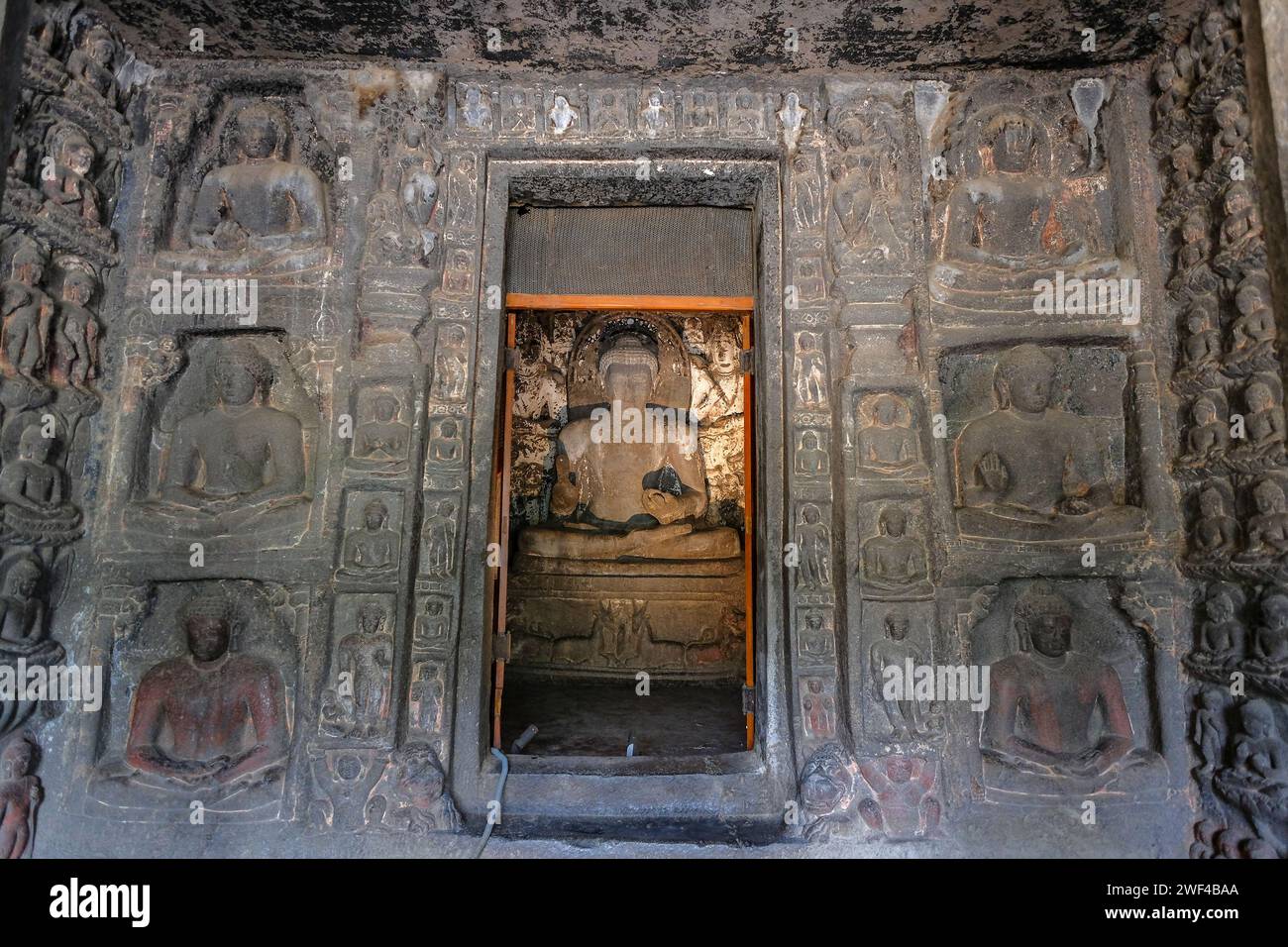 Ajanta, India - 19 gennaio 2024: Le grotte di Ajanta sono monumenti rupestri buddisti scavati nella roccia ad Ajanta, distretto di Aurangabad, Maharashtra, India. Foto Stock