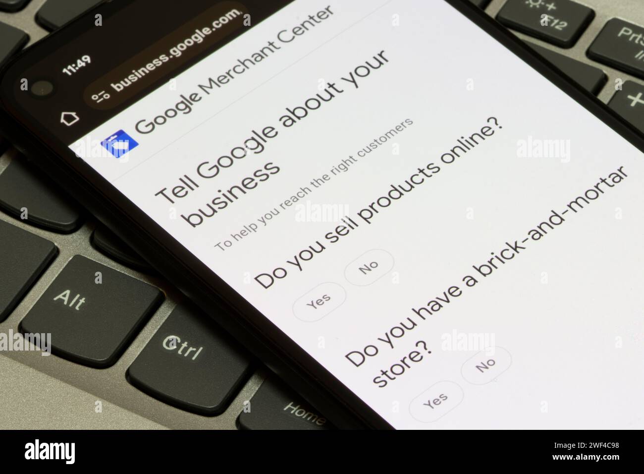Pagina Web di Google Merchant Center che mostra un questionario informativo di base come parte del processo di approvazione è visibile sul sito Web di Google su un telefono. Foto Stock