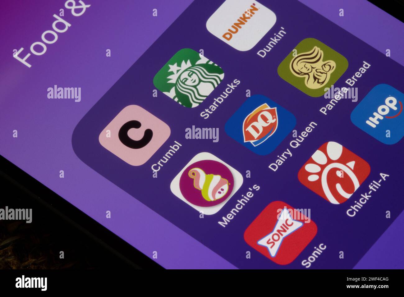 Su un iPhone si possono vedere varie app di cibo e bevande, tra cui Crumbl, Starbucks, Dunkin', Menchie's, Dairy Queen, Panera Bread, Sonic, Chick-fil-A ... Foto Stock